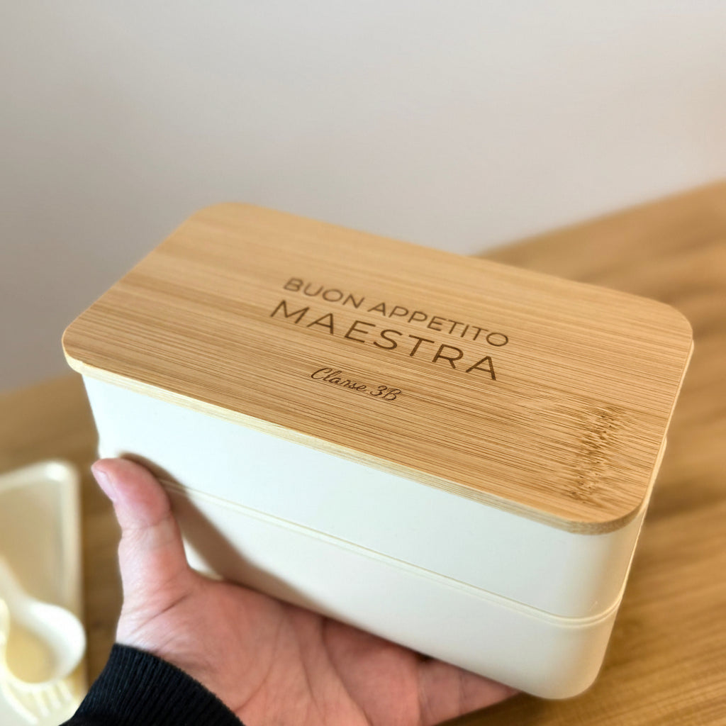 porta pranzo per la maestra sopra la mano