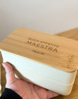 porta pranzo per la maestra sopra la mano