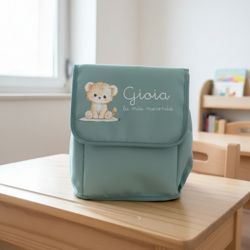 zainetto in ambiente scolastico, verde e con personalizzazione